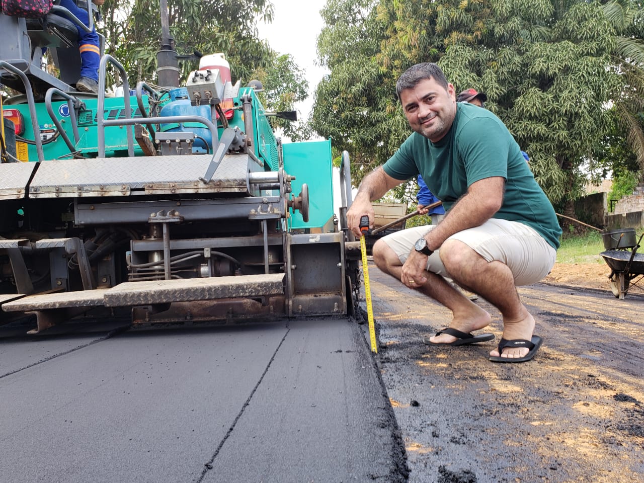 Prefeito fiscaliza trabalhos do asfaltamento e promete mais 12 km de asfalto para Laranjal do Jari.